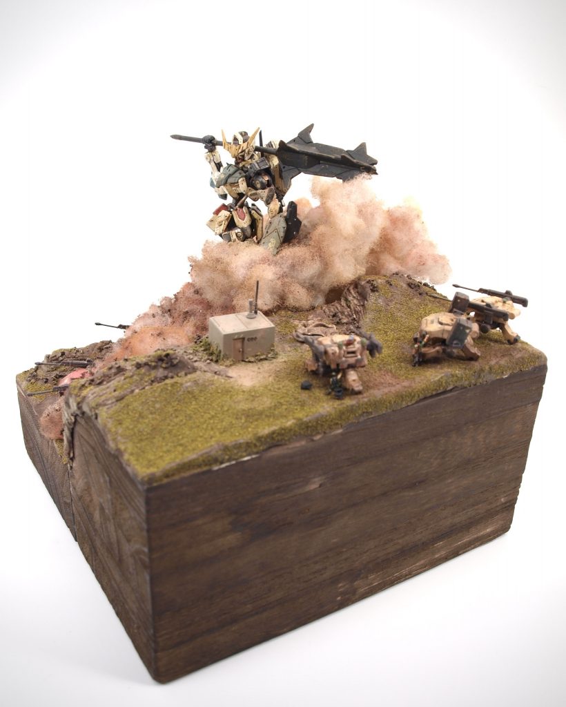 反対の崖の上側からの全体像。こちらは『静』をイメージして動きのない場面を演出しています。モビルワーカーにはオルガ、ビスケット、チャドをイメージしたフィギュアを配置しています。