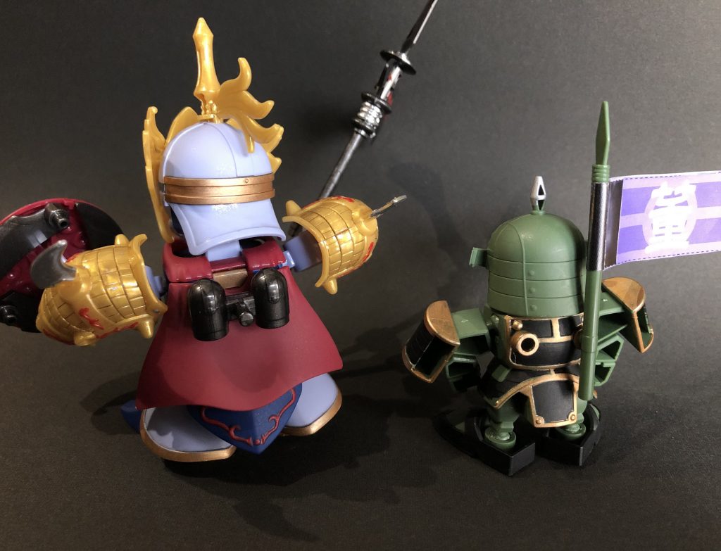 今回は部分塗装して、肩の金ピカは光沢、他はつや消しでトップコート。肉抜きは放置。SDはパーツ少ないし、塗り分けも楽しいので、正直、自分にはHGより合ってるなと。楽しいですわ〜。