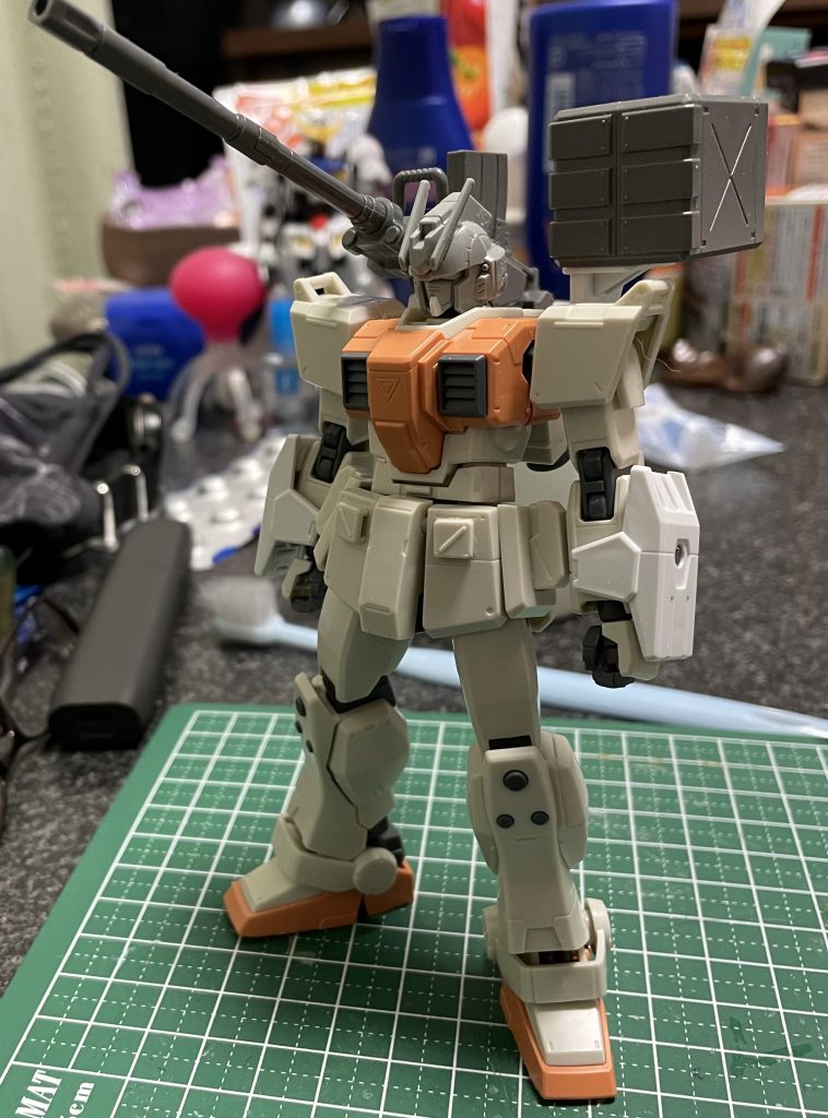 とりあえず組んでみた。シールドはEz-Sr用なので、陸ジムの腕ハードポイントとアタッチメントが合うようにナイフで削りました。