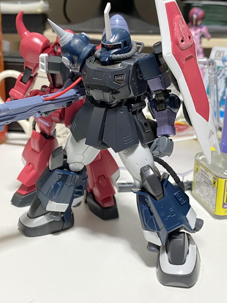 初期案3.ほぼ完成系と同じ形になりました。シンプルさを求めると元のザクから変化が感じられなかったので保管していたガナザクから装備を移植。宇宙世紀、アナザー。どちらにもいそうな気がするような、しないような…（＾ω＾） 