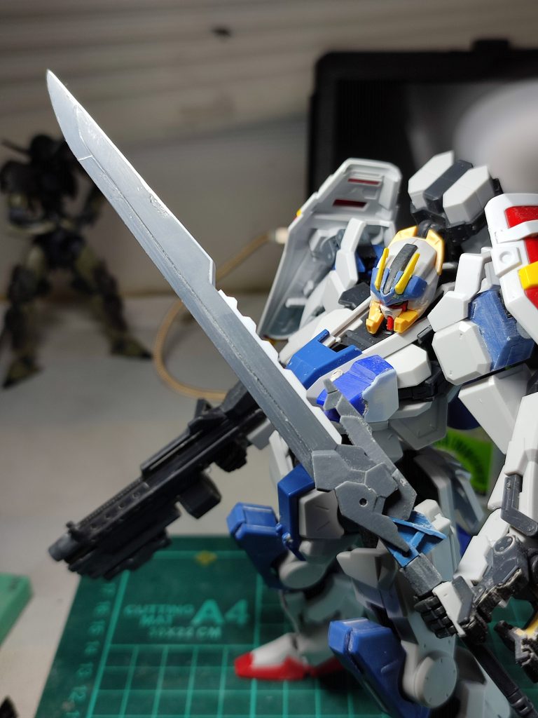 ビャクチ君が大きめなので30MMオプションパーツセット3の大剣はサイズ的にも違和感なしです。