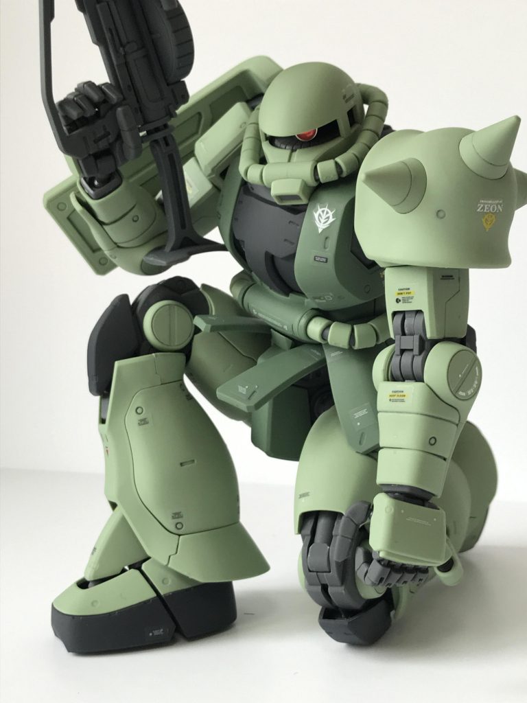 こんなポーズが取れるのもザクⅡver2.0ならでは。