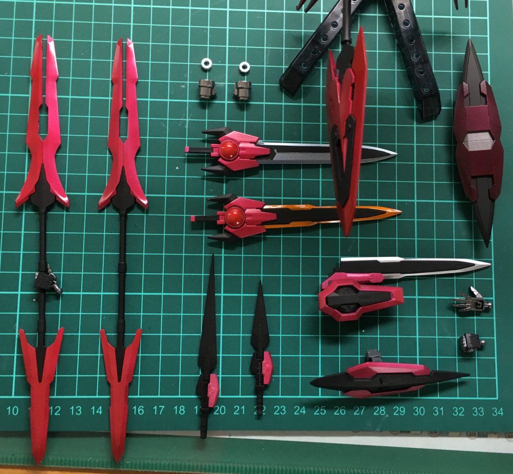 余剰パーツや、小学生の頃作った素組みのエクシアやダブルオーのパーツもなんとなく塗装しました。なんで塗装したかは自分でもよく分かりません。