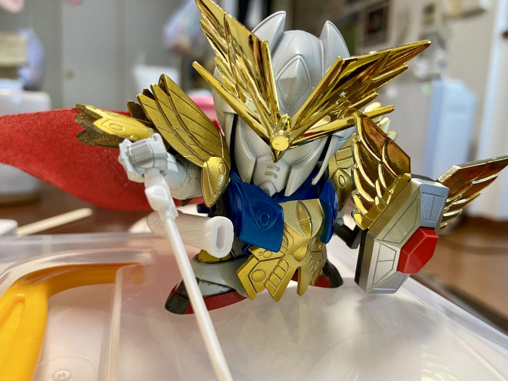 ベース塗装。ホワイト部分は8番シルバーを下地にキャラクターホワイト。ゴールドはゴールド下地にクリアイエローです。ブルーはメタリックブルーです。