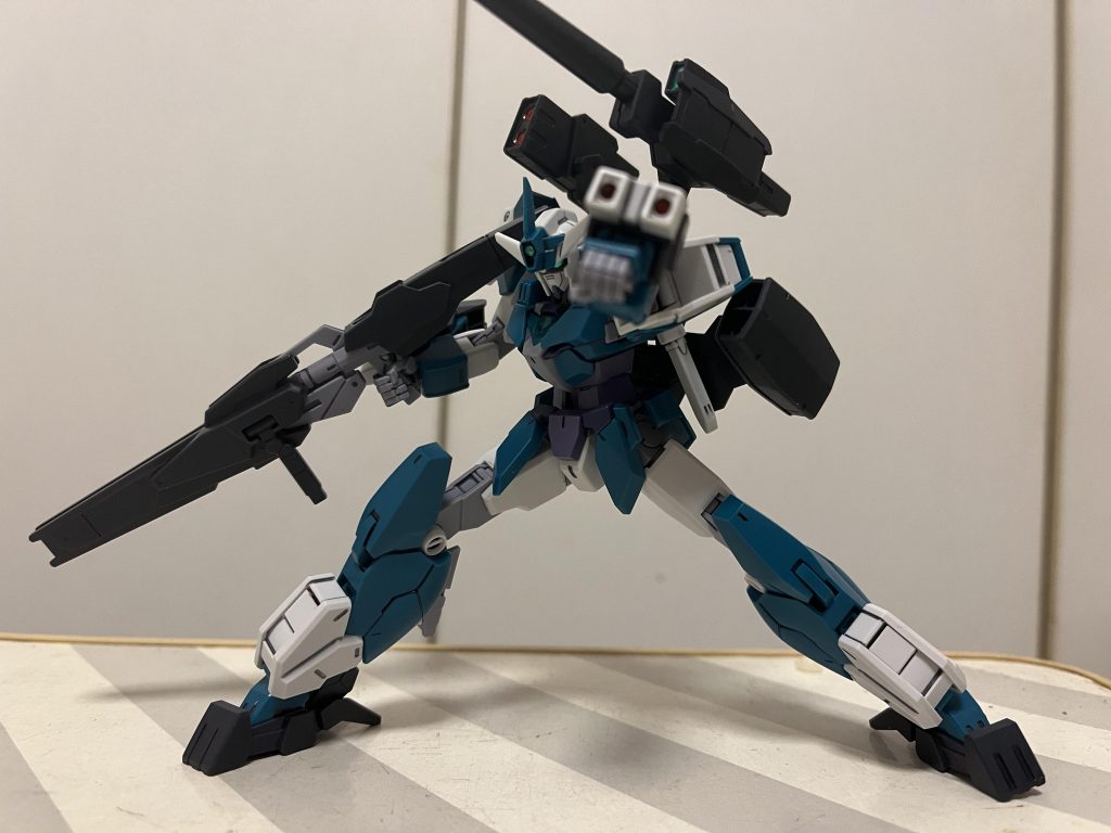 腕部ミサイル発射のイメージ。左手腕部は何か武装付きのシールドなんか持たせても良さそう? カラミティのシールドみたいなのとか!