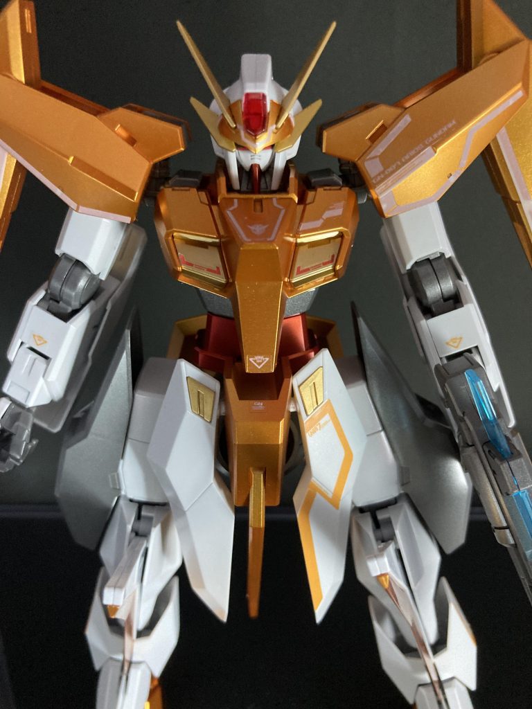 白い装甲はクリスタルカラー　ルビーレッドを使いました。写真だと目立ちませんが、キレイです