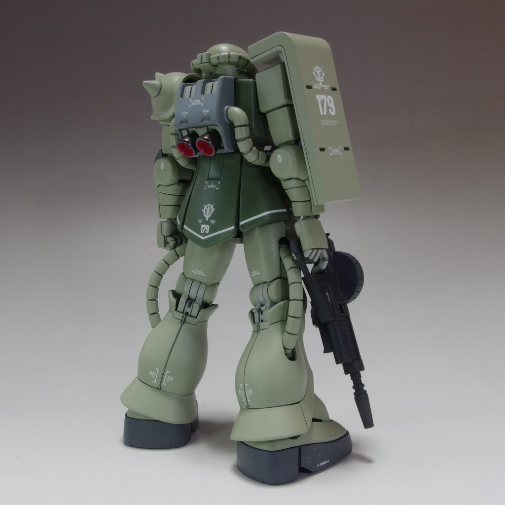 マシンガンはストックの干渉しないF２のものに。