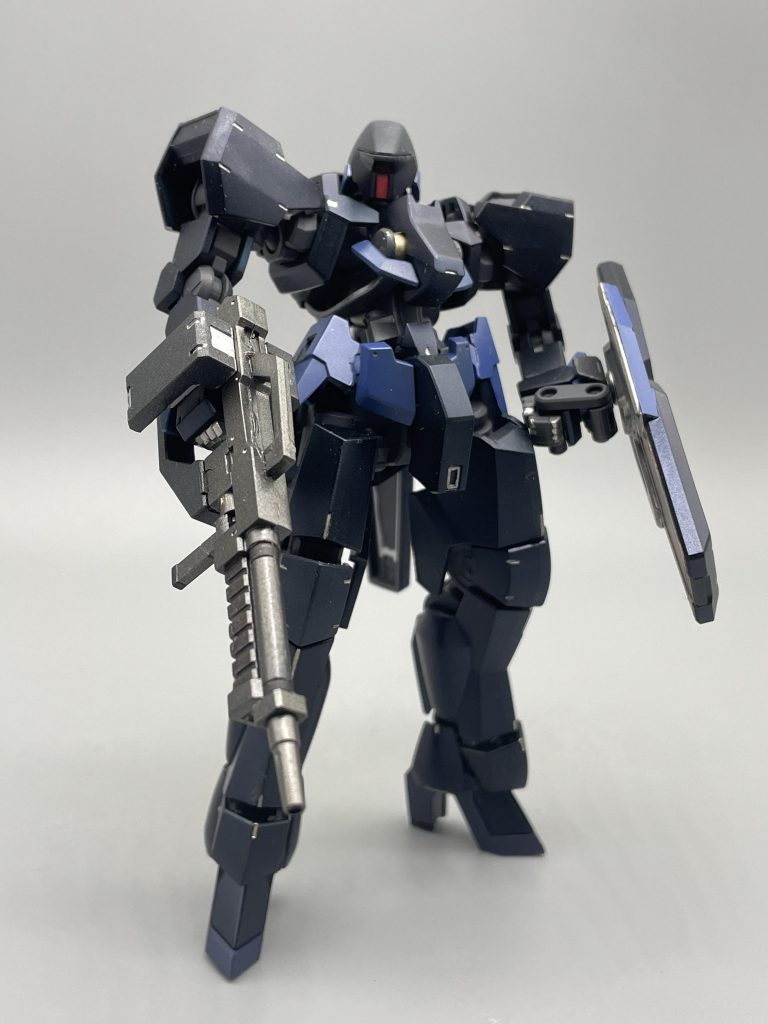 正面そのままで見る分には濃紺・淡青・銀の感覚なんですが、撮影ブースで光を当ててると黒・銀・青の配色に見えてきますね