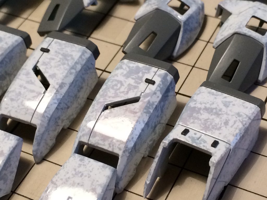 いくつかの塗装レイヤーとラップ塗装方法で月面迷彩仕様