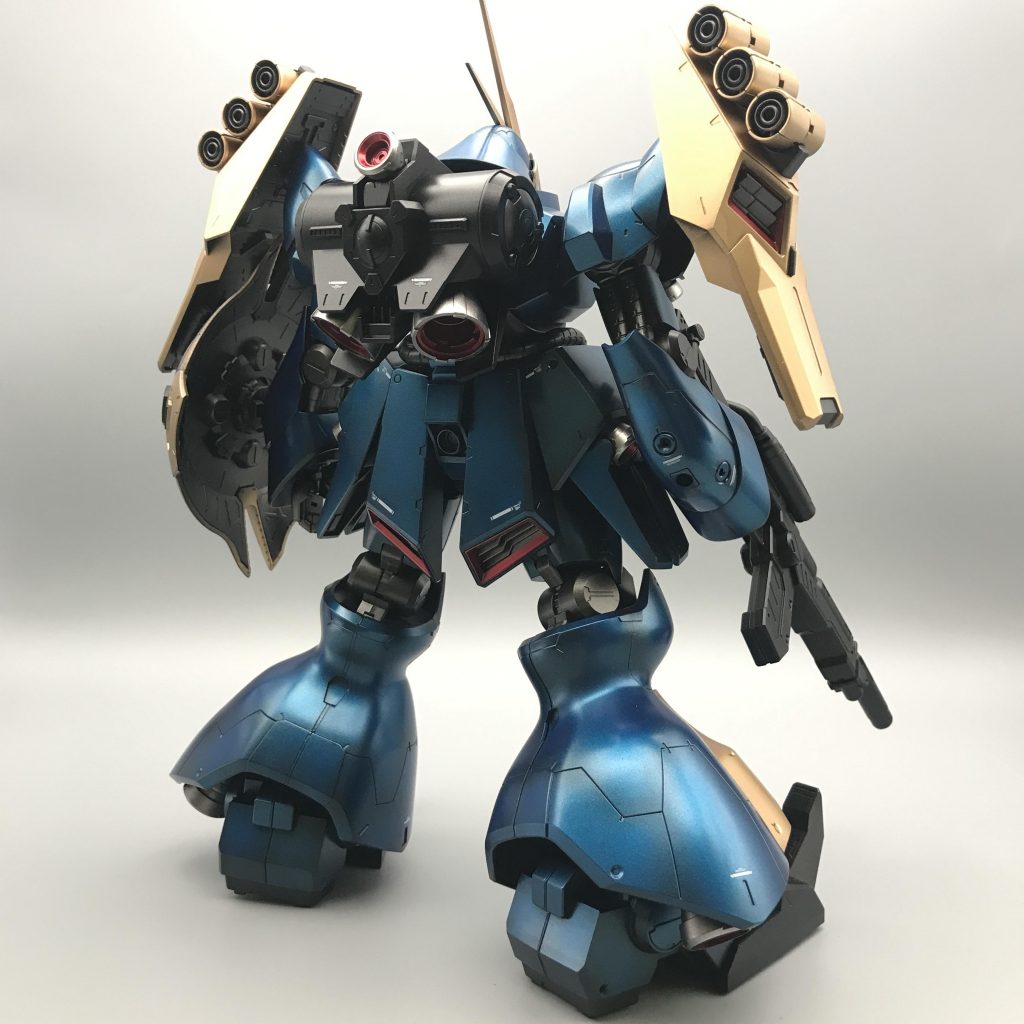 バーニア内は赤のキャンディ塗装で、青とゴールドはクレオスのメタリック塗装です