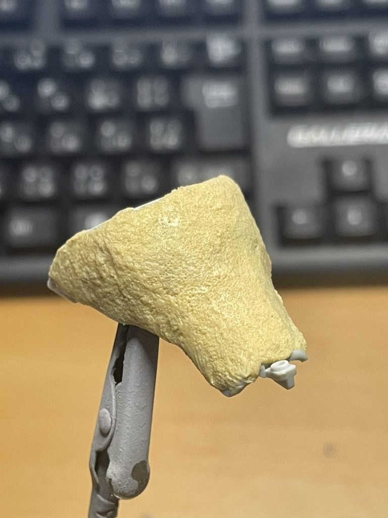 エポキシパテを薄く張って歯ブラシで擦ってみました。