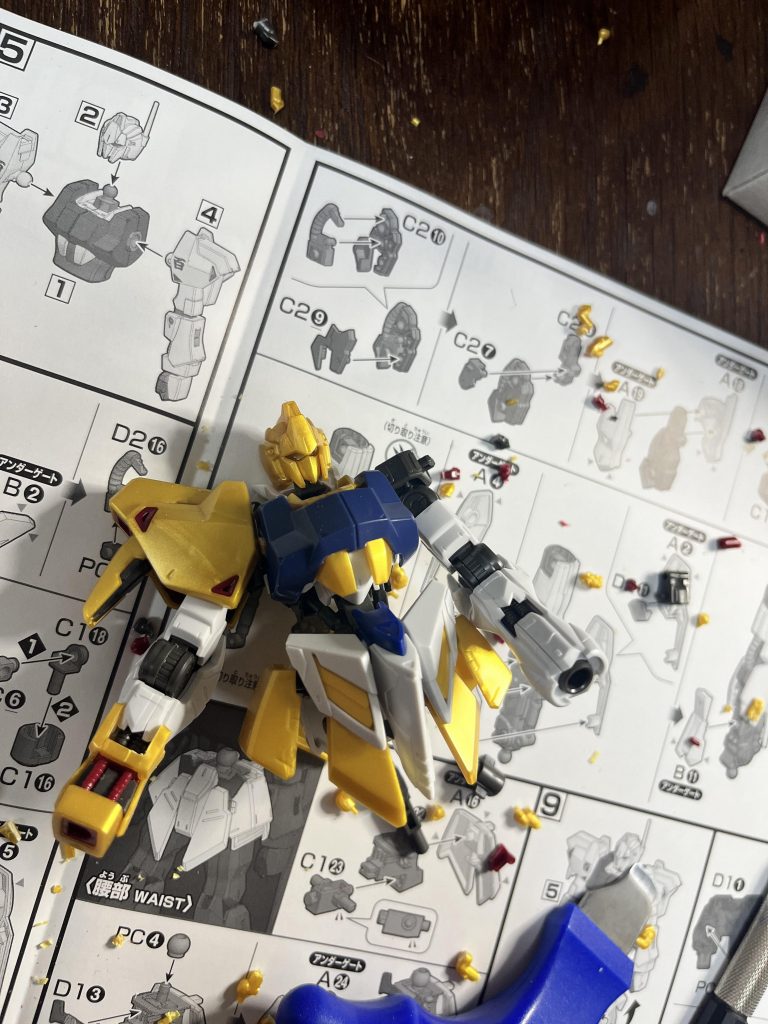 投稿する予定なかったので制作工程の写真あまり撮ってないですが、基本ガンダムフレームベース、外装など各パーツは塗装できるように分解、取り外し可能なようにしてます。腕パーツはバルバトスのフレームに百式のフレームを切断して、アーマーがいい位置にくるよう微調整して1ミリの真鍮線を使って接続、接着　　　　　　　　　　　　　　　　肩アーマーはMG百式改の余りパーツをまんま移植（バルバトスの肩関節に着くよう加工）