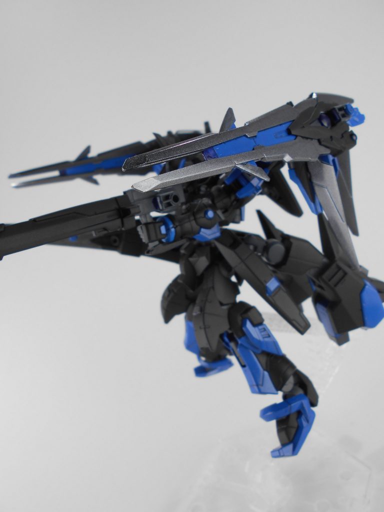 カレトヴルッフフェーダー改、「フォロズ」。持ち手を無くし、バックパックについている状態ではビームライフルとして使用可能です。「フォロズ」はフランス語で「深海」のアナグラムです。