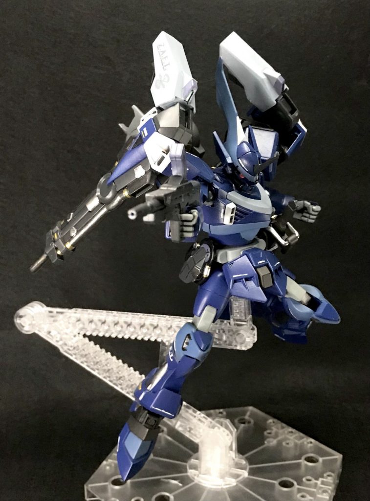 せっかくなのでSEED打ちでパシャリ😊 脚の付け根も最近主流の軸関節にしようかと思ったんですが、その必要もないぐらい動いてくれるので無改造です☝🏻 モノアイは最近よくやるHアイズを両面テープで貼り付けているだけなので簡単に可動させる事が出来ます👍🏻これだけでやっぱり表情が豊かになりますね✨