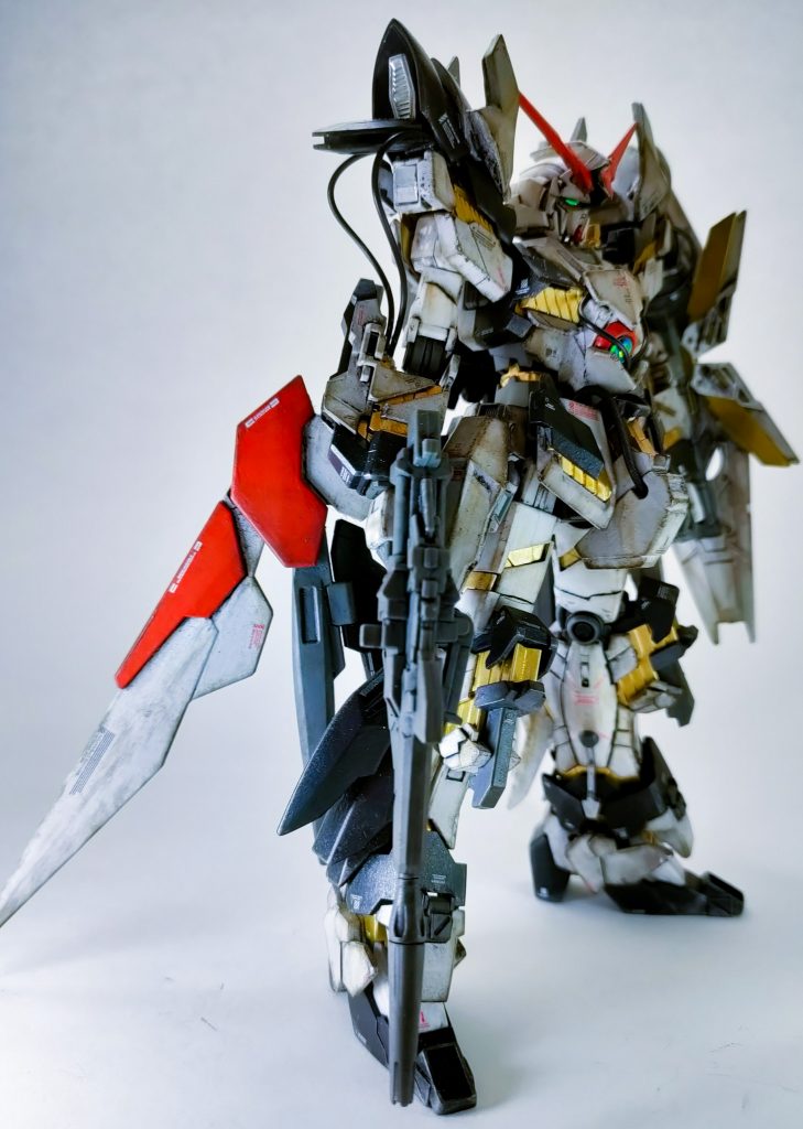 という事で、HGUCユニコーンガンダムです。パーツを盛って各部形状を変更後、水性ホビーカラーの筆塗りでほぼ全塗装しています。サイコフレームは4アーティストマーカーのゴールドを使用しています。