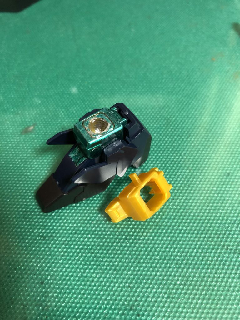 足首とリアスカートは緑サイコフレームがなかったので、シルバーを下地にクリアブルーとクリアグリーンを混ぜたもので似せました