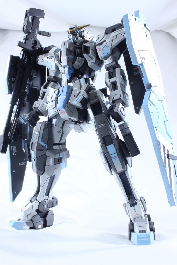 ディテールは最近の作風通りプラ板とスジボリにて。元々ディテールは多めでしたので、わずかな面をさらに面で潰す作業でした。コントラストが強めなカラーリングが好きですが、モザイク調にならない&偏らない感じにするレイアウトは難しかったですね(。-`ω´-)ンー