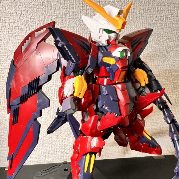 デフォルメ　ガンダムエピオンをつくる。顔はウィングを加工予定、まだしてない。胴体はmgを加工、短縮、初パテ盛り、どーなるかわからん（1枚目）