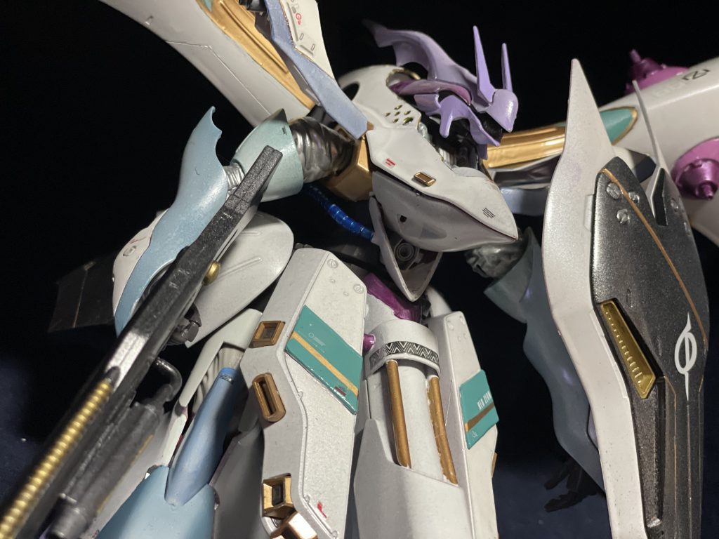 フロントスカート部分はプラ棒とプラ板で少しだけディテール足しました一番のお気に入り部分です閲覧頂きましてありがとうございました。初心者ながら色んなことにチャレンジしてるんですけど、その度に反省点が生まれるので、次はどうしようかなってモチベーション上がります。失敗ばかりですがガンプラ楽しみます(*^^*)