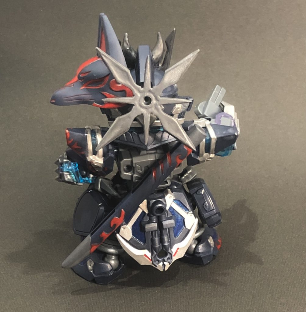 肉抜きはかなり多くてダイナミック！手裏剣、忍術手、狐足、足裏、角、爪甲など目立つところのみ埋めました。穴が深くてパテがもったいないので、適当にちぎったティッシュを詰めてからラッカーパテで埋めました（！？）。案の定、だんだんヒケてきた！どこまで窪むんや！