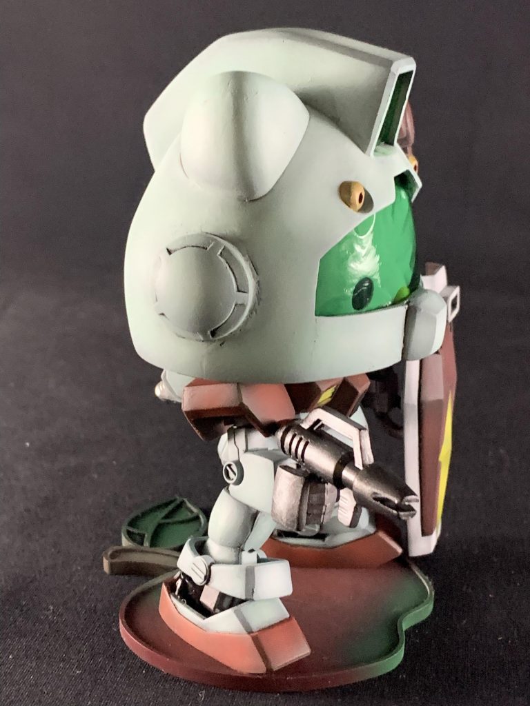 ゴーグル部はグリーンにしたくてプラ板を塗装しようとしたのですがヘルメットと頭部のクリアランスの確保が出来ず断念しましたがニュータイプのひらめきの様に電気が走りセロハン入れたらいいかもと思い使ってみたらバッチリでした😊シワがあるのはご愛嬌😅