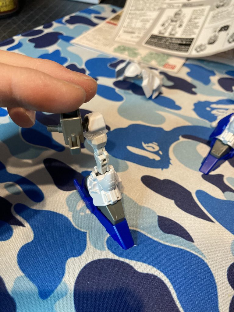 脚は元々の脚を切断しCSフレームに接着しました。フレーム部分の外装はSDCSクロスボーンの物を使っています。胸のアンテナ部分はSDCSクロスボーンのアンテナを切断し接着しています。肩のマフティーマークは友人が作成したデカールを貼りました。上半身の大きさと下半身の長さを強調出来てV→Iラインのシルエットで自分的には理想の形となりました。最後まで見ていただきありがとうございました!