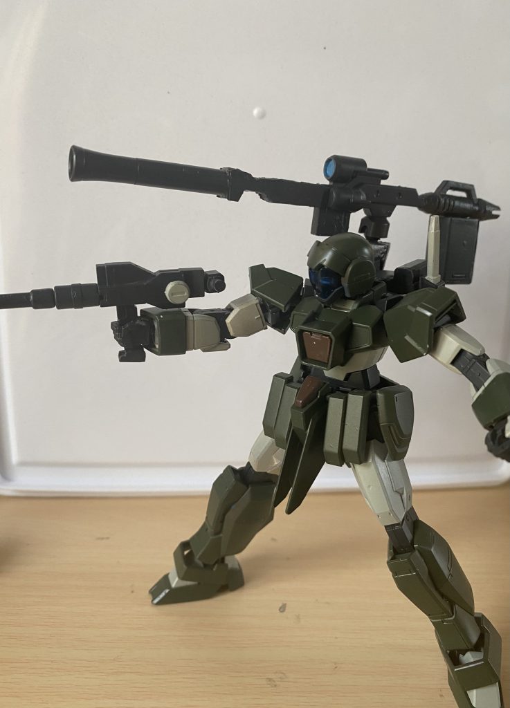 腰にマウントしてるビームライフルとバックパックに装備してるキャノンですキャノンは色々ミキシングしてます(ザクⅡのバズーカ/ヴィダールのライフル/SDCSジムのライフル等)