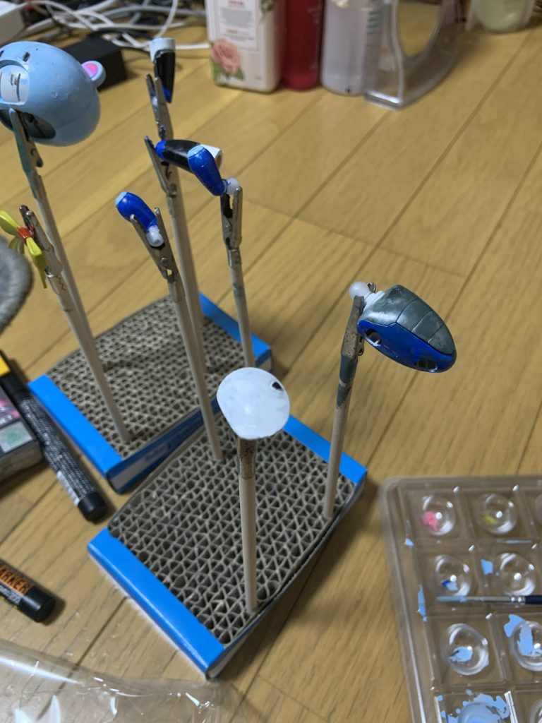 マーカーをパレットに流して筆で