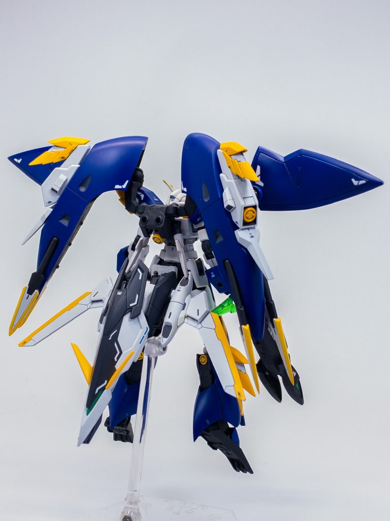 装甲形状は水流の抵抗を軽減するため曲面主体となっている。肩部や脚部に搭載されたGNスケイルは鱗を模した機器を振動させて推力とする推進装置であり、水中における高度な姿勢制御が可能となる。