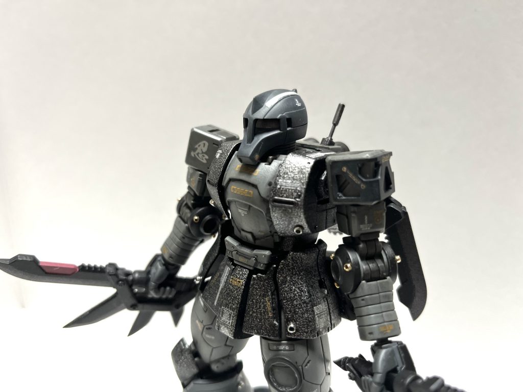 肩のアーマーは軽量化のためにオミット。おそらくデニム/スレンダー機で使うはずのなんか肉抜きされたカッコいいやつを使ってます。この機体からコーションデカールの偉大さに気づき、たくさん貼っています。