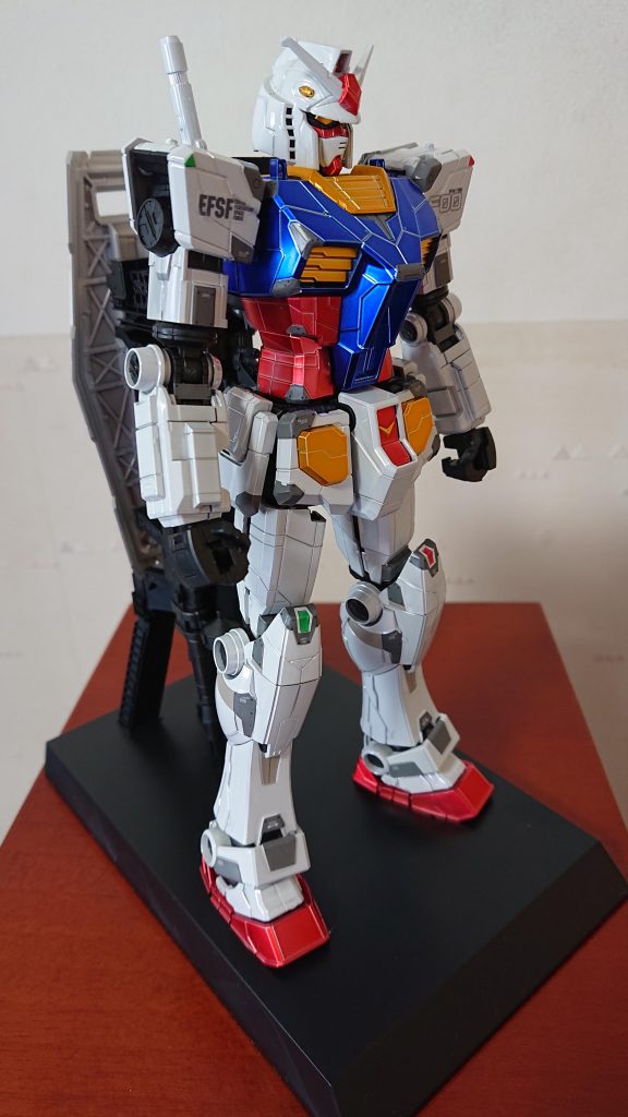 グレーと赤、緑のステッカーは全て貼りましたがマーキングシールは両肩とシールドのみ。あれ、全部貼るのは老眼にはキツイ…