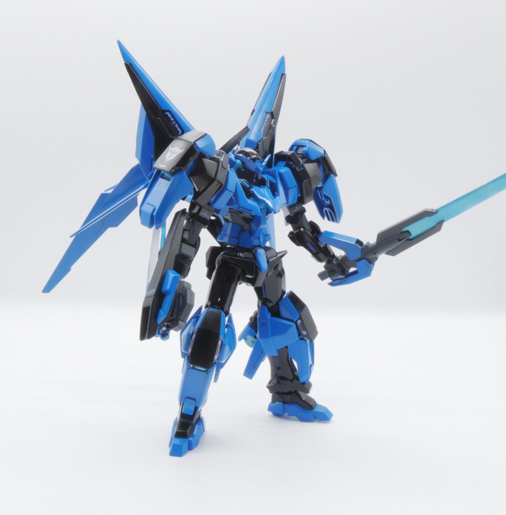 デュアルエクシアLという訳で、まずは黒と青の二色を使って、アメイジングエクシアをベースにアヴァランチエクシアの肩、膝を取り付け、武装にクアンタのGNソードⅤを装備ブレード部分やGNコンデンサーなどをシルバー下地に蛍光ブルーでさわやかな色合いへ