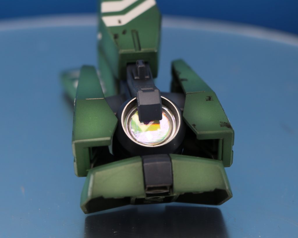 ホロシールは頭部センサーのほか太陽炉にもしようされています。光の当て方次第で色が美しく変化します。