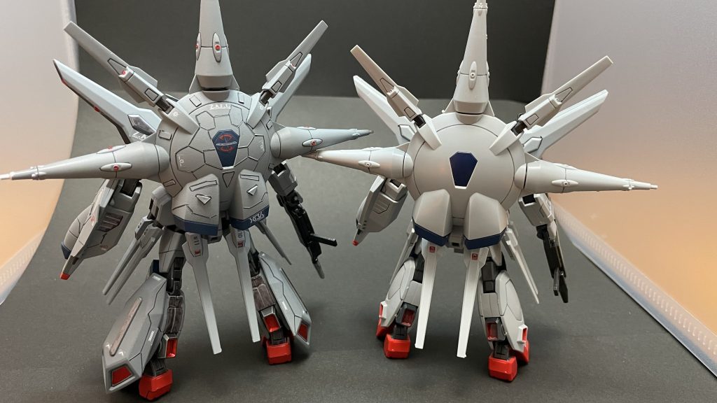 背面比較素組だと表面がツルツルなので、スジ彫も少々やってますまたHGのプロヴィデンスの足は丸くて短く、とても強そうには見えないので、足側面にはスクランブルガンダムの足外装を付けて足部分の印象を変えてみました