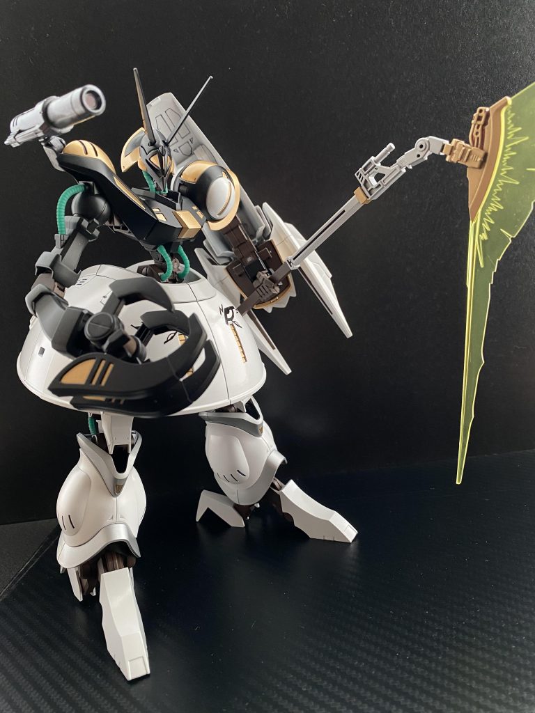 　神の持つ杖を模した武装は、アクス、スピア、サイスと三つのモードに切り替えることができる。これにより多彩な斬撃を繰り出す。リーチの長い、長柄の武装を左腕のみで振るう、それはこの機体の駆動系統が強化されている証である。