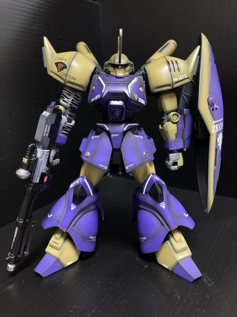 正面頭部アンテナはファイブスターのレッドミラージュみたいに前に倒してます