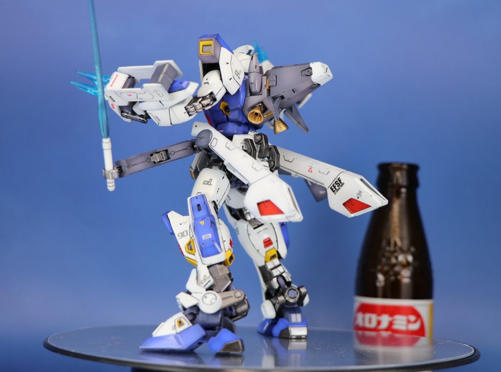 しかし腰部のユニットにはサブアームを仕込んであり、サーベルも使用しつつ多数の敵とインファイトが可能になっているんだとか。