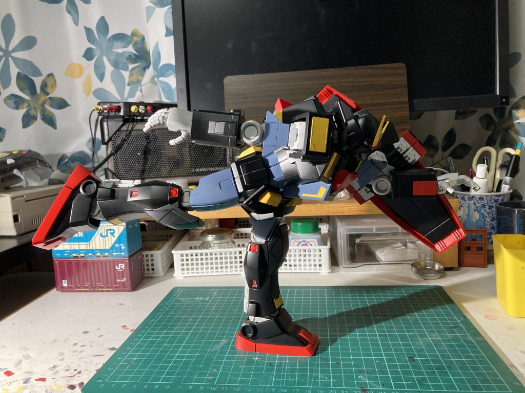 サイズが巨大で重量もかなりあるのですが、大きい足ウラサイズのおかげで意外にもバランス良い事にびっくり。逆に両足をしっかりつけてのポージングに苦労しました。20年近く前のプラモデルなので稼働範囲に関しては仕方無い部分だと思います。