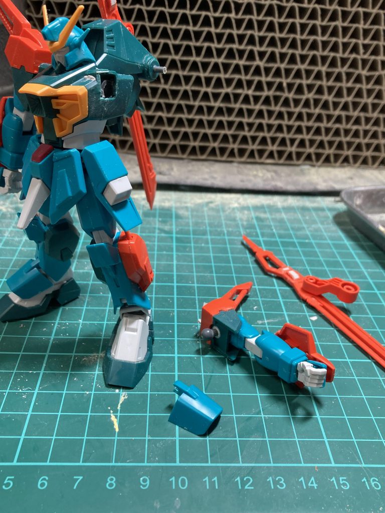 ベースはカラミティガンダムと付録のソードユニット。肩をボールジョイント化各部を後はめしやすい様に加工して、要所をパテ埋め。