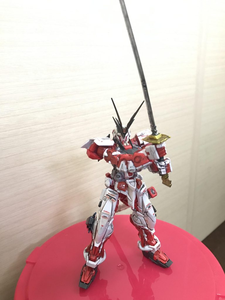 ストライカー装備を外した状態過去作リファインということで以前作ったブルーフレームDからパーツを取りたててます。相変わらず稼働範囲が広いRG