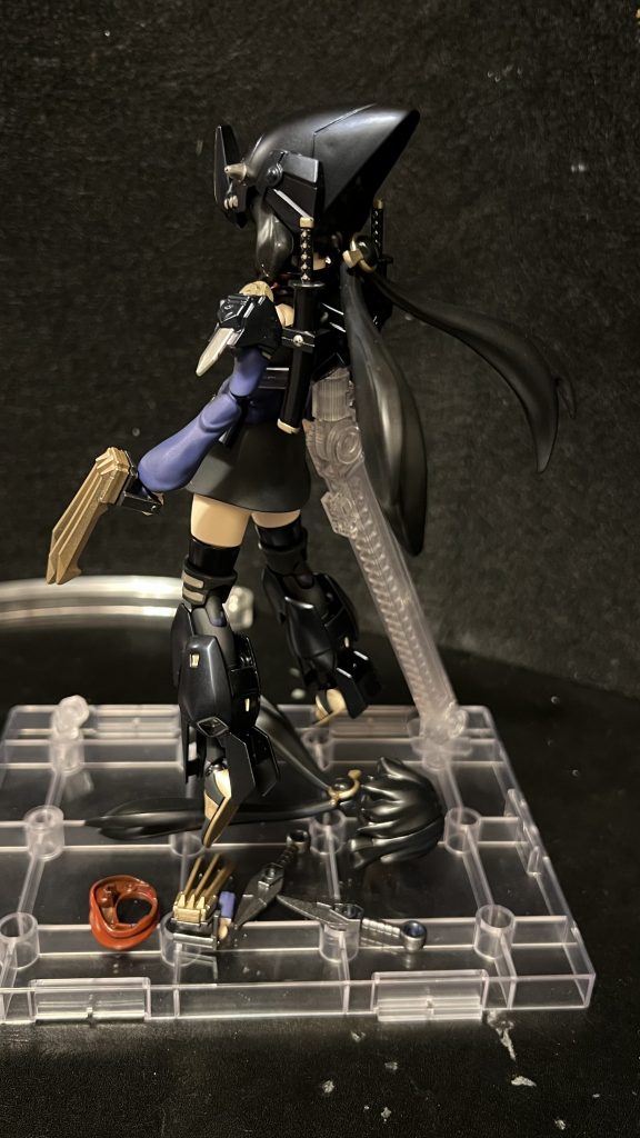 リアビュー。頭部が重く自立は難しい上、スタンド用のアダプタをランドセルにくっつけてしまったので、挟み込まないと飾れませんw