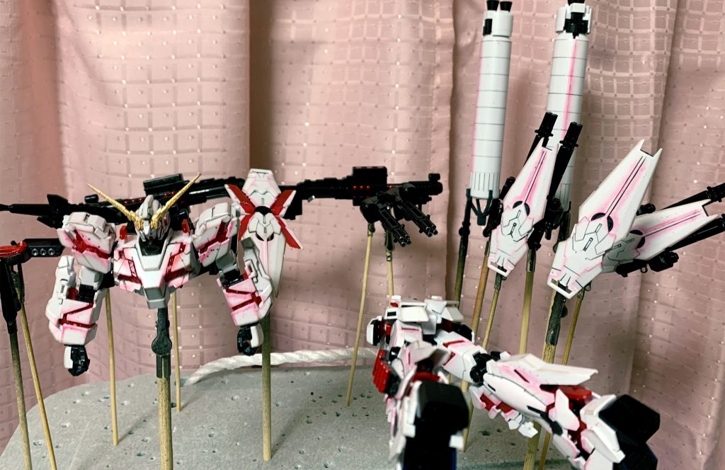 下手ですが全塗装しました、白の部分はパールホワイトにしてサイコフレームのクリアパーツはメタリックレッド、化粧用のアイシャドウもつかいました( ´△｀)