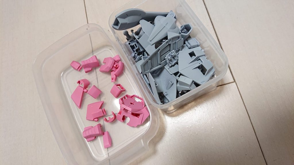 赤色のパーツはガイアEVOピンクサフ。他はクレオス1000番グレーサフで対応しました。