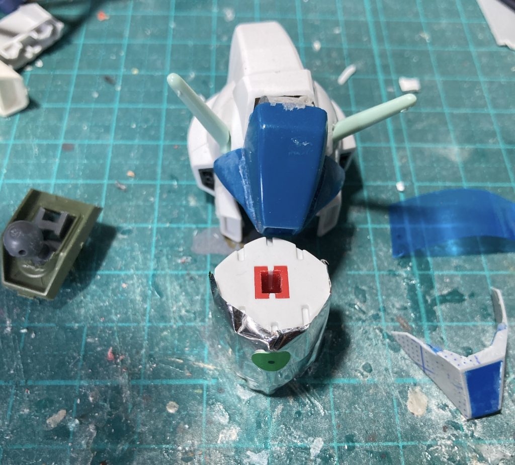 頭の構造はごく簡易的なもので、マスクは挟み込んでるだけです。クロスボーンの顔は逆向きにしてラピーテープを貼ってます.