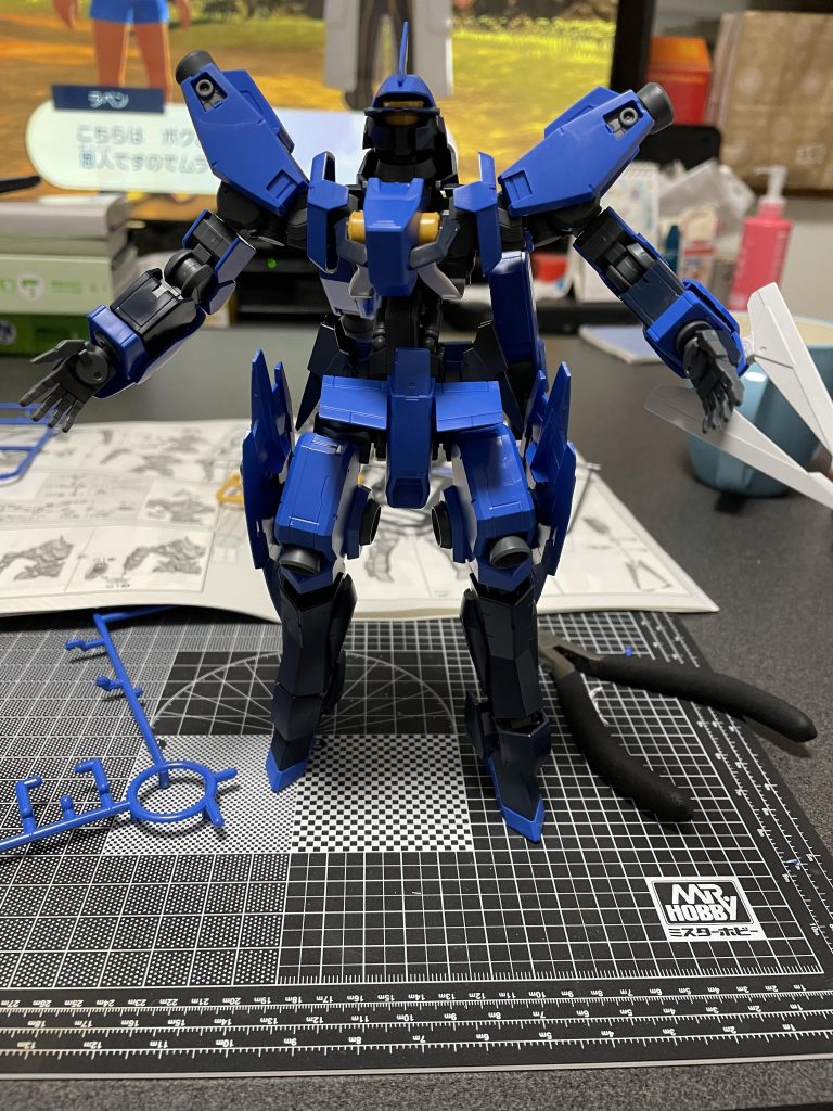 素組してみると、太もものパーツが、気になって、思い切って肩アーマー化しようと思いました😀