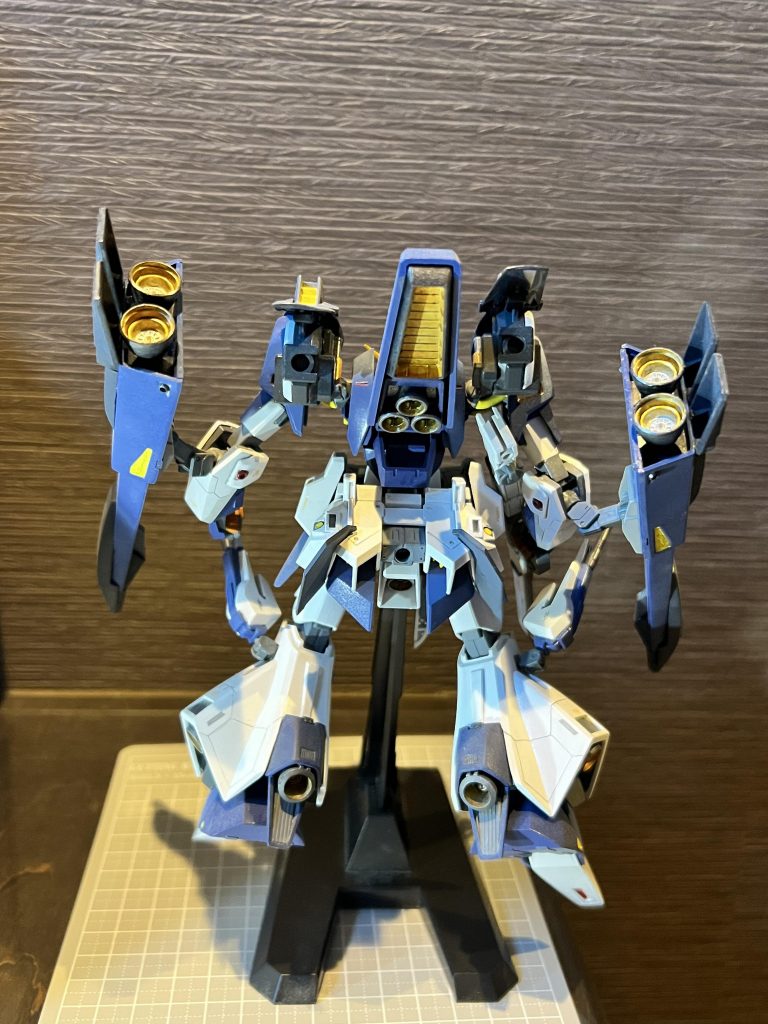 背面。 主な改修点は脚部です。 可動式ビームキャノンと脹脛スラスターを追加製作しました。