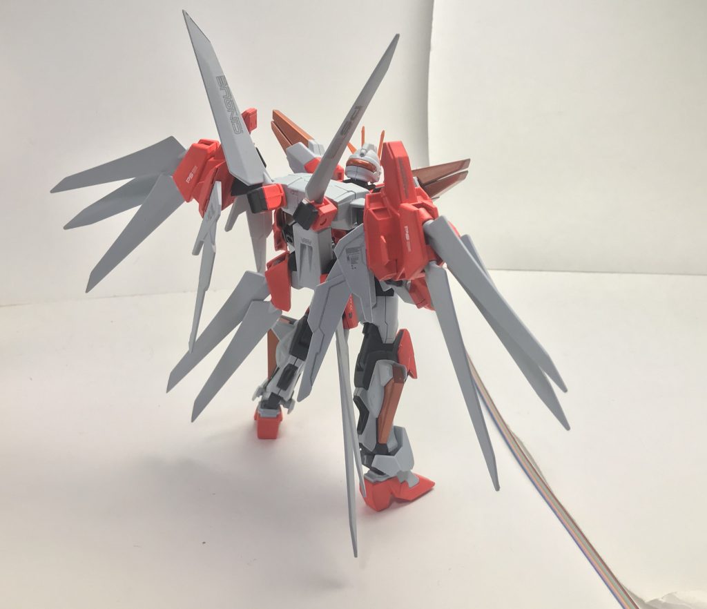 背面。各部のメタリックオレンジのパーツはストライクフリーダムガンダムの「極限まで負荷がかかった際の発光」に着想を得ており、意図的に負荷のかかる部分を作ることでヴォアチュール・リュミエールの余剰出力を出来る限り本体に封じ込めるため……という設定。