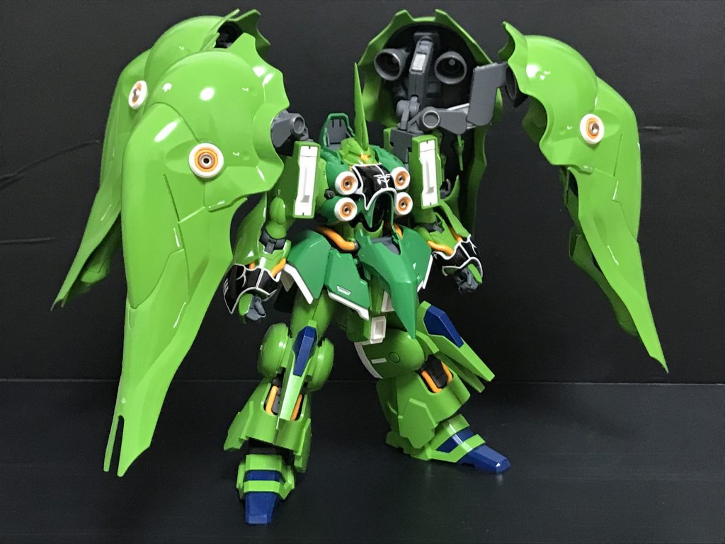 後述の脚の太増し改造もあり、全塗装しています。MSというよりも、立体としてのキレイさを出してみたいと思い、個人的な好みで彩度の高めの配色にしています。色味は結構悩んで決めたので、結構気に入っています。モノアイはLEDで点灯するように改造しました。