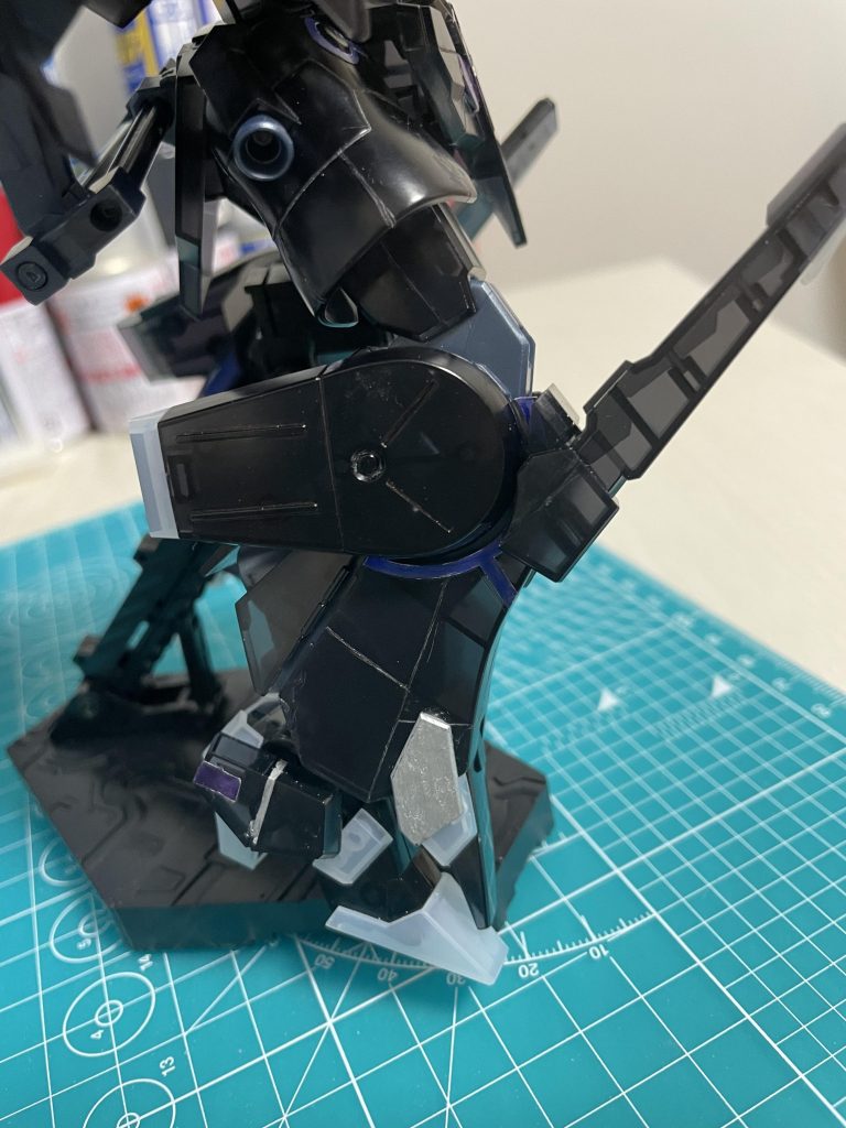 今回から初めてラインテープなるものを使ってみて、いつもよりもずっとキレイに線が引けた気がします。かかとのヴァイオレットとシルバーの差し色もお気入りポイント。