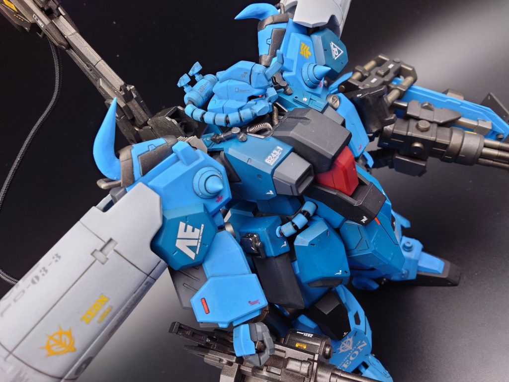 顔はアンテナの位置と形状変更、バイザーを除去してモノアイ化。口元を加工してパイプを接続。